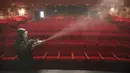 Pekerja mengenakan alat pelindung diri saat melakukan penyemprotan disinfektan sebuah teater di Sejong Center, Seoul, Korea Selatan, Selasa (21/7/2020). Kasus COVID-19 di Korea Selatan kembali meningkat setelah sempat dinyatakan menurun. (AP Photo/Ahn Young-joon)
