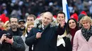 Kandidat presiden Rusia, Vladimir Putin memberikan pidato dalam sebuah kampanye pencalonannya di stadion Luzhniki di Moskow (3/3). Puluhan ribu pendukung Presiden Rusia Vladimir Putin berkumpul untuk mengikuti kampanye. (AFP/Kirill Kudryavtsev)