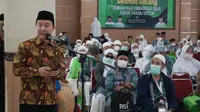 Dirjen PHU Kementerian Agama Hilman Latief saat kedatangan kloter SOC43 di Asrama Haji Debarkasi Solo. (Foto: Kemenag/Liputan6.com)