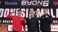 Petarung Indonesia, Ronal Siahaan bersama petarung Malaysia, Putra Abdullah, foto bersama saat jumpa pers Byon Combat Showbiz Vol. 6: Indonesia vs Malaysia II di Tennis Indoor Senayan, Jakarta, Jumat (21/11/2025). (Bola.com/M Iqbal Ichsan)