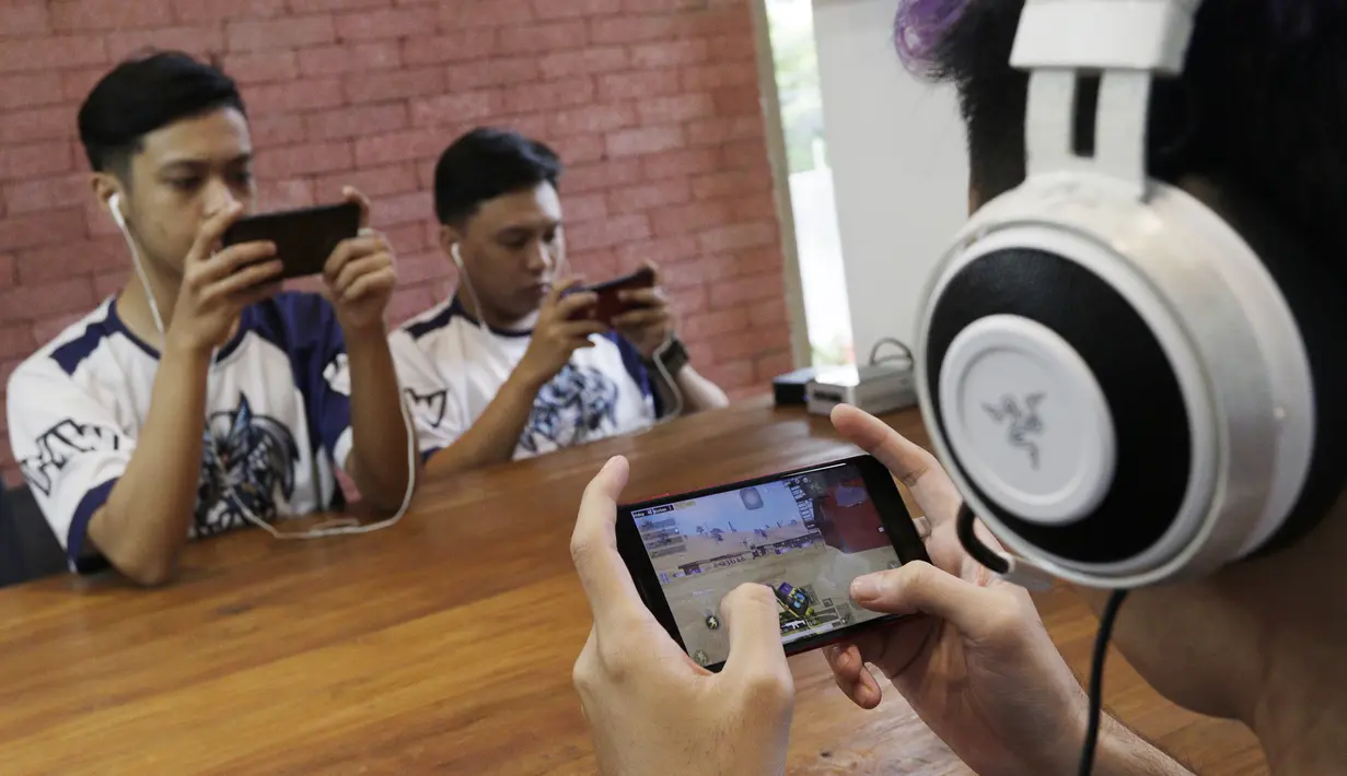 Tim e-Sports, WAW divisi PUBG, memberikan simulasi saat mengunjungi Kantor KLY di Jakarta, Kamis (21/2). Dalam kunjungan itu tim milik Youtuber Reza Arap tersebut berbagi tips dan triks dalam bermain PUBG. (Bola.com/M. Iqbal Ichsan)