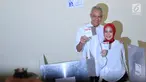 Calon Gubernur Jawa Tengah nomor urut 1, Ganjar Pranowo bersama istri, Siti Atiqoh menunjukkan surat suara pada pelaksanaan Pilkada Serentak 2018 di Tempat Pemungutan Suara ( TPS) 02 Kelurahan Gajahmungkur Kota Semarang, Rabu (27/6). (Liputan6.com/Gholib)