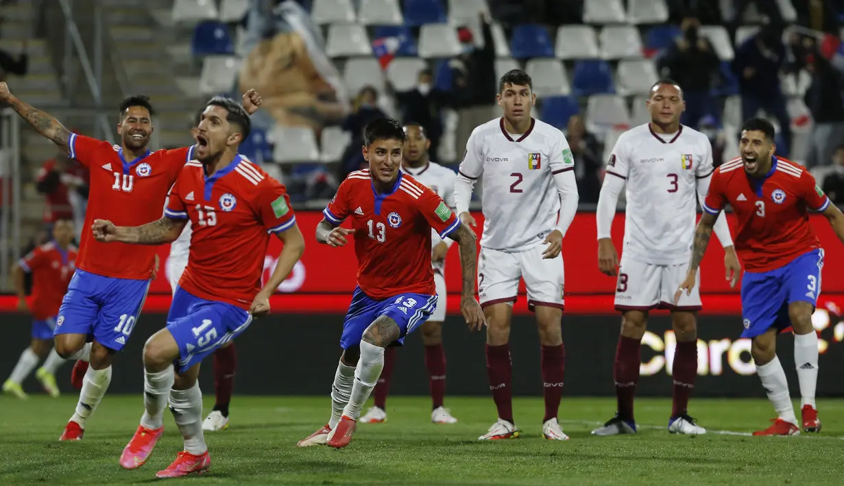 Para pemain Chile merayakan setelah rekan setimnya Erick Pulgar (13) mencetak gol ke gawang Venezuela pada pertandingan kualifikasi Piala Dunia 2022 di Stadion San Carlos de Apoquindo, Santiago, Chile, Kamis (14/10/2021). Chile menang 3-0. (Claudio Reyes/Pool via AP)