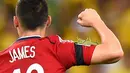 James Rodriguez dihinggapi oleh seekor belalang, The Castelao Stadium, Fortaleza (4/7/2014) (AFP PHOTO/FABRICE COFFRINI)