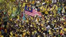 Ribuan orang menyemut di dekat Chinatown di ibukota Malaysia Kuala Lumpur, Malaysia, Sabtu (29/8/2015). Mereka menuntut Perdana Menteri Najib Razak untuk mengundurkan diri karena diduga melakukan korupsi. (Reuters/ Athit Perawongmetha)