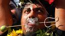 Seorang umat Hindu menusukkan besi ke pipi dan lidahnya saat Festival Thaipusam di Batu Caves, Kuala Lumpur, Malaysia, Rabu (31/1). Thaipusam merupakan perayaan untuk menghormati tuhan Hindu, Lord Murugan. (AP Photo/Sadiq Asyraf)