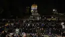 Ibadah berlangsung di bawah pengawalan ketat kepolisian Israel yang berjaga di titik-titik strategis dalam kompleks dan Kota Tua. Tampak dalam foto, para jamaah Muslim Palestina melaksanakan salat Tarawih pada malam pertama bulan suci Ramadan di dekat Kubah Batu, kompleks Masjid Al-Aqsa, Kota Tua Yerusalem pada 17 Februari 2026. (AHMAD GHARABLI/AFP)