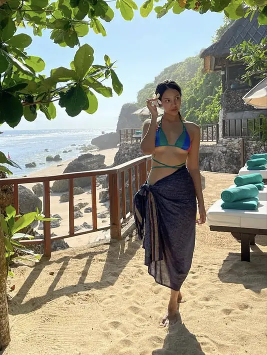 <p>Ketika hendak berenang, Anya mengenakan bikini warna biru yanh ditutupinsengan kain pantai abu-abunya.&nbsp;@anyageraldine</p>