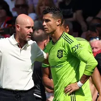 Manajer Manchester United Erik ten Hag (kiri) akan memainkan Cristiano Ronaldo sejak awal laga saat menjamu&nbsp;Real Sociedad di laga pembuka Grup E Liga Europa. MU akan menjamu Sociedad di Old Trafford, Jumat (9/9/2022) pukul 02:00 WIB. (Adrian DENNIS / AFP)