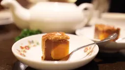Kue bulan dengan kuning telur asin disajikan di Saikoh-shinkan, restoran milik perusahaan makanan Saikoh, di Yokohama, Jepang, pada 30 September 2020. Festival Pertengahan Musim Gugur atau juga disebut Festival Kue Bulan jatuh pada 1 Oktober tahun ini. (Xinhua/Du Xiaoyi)