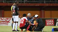 Hilton Moreira dan Satria Tama saat laga Madura United vs Persipura di Stadion Gelora Ratu Pamelingan, Pamekasan, Sabtu (20/10/2018). (Bola.com/Aditya Wany)