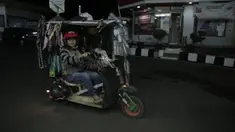 Sekelompok pengendara Vespa mengubah tampilan motornya menjadi unik bahkan ekstrem. 