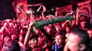 Ratusan suporter Persebaya Surabaya, Bonek, berkumpul di GOR Pajajaran Bandung, Jawa Barat, Sabtu (7/1/2017). Bonek berkumpul untuk memastikan janji PSSI soal Persebaya. (Bola.com/Vitalis Yogi Trisna)