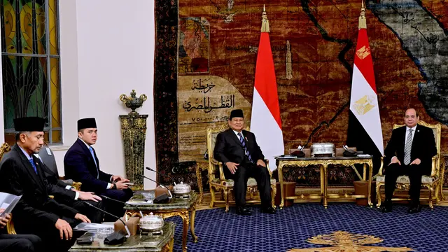Presiden Prabowo Subianto melakukan pertemuan bilateral dengan Presiden Republik Arab Mesir, Abdel Fattah El-sisi, di Istana Kepresidenan Al Ittihadiya, dalam kunjungan kenegaraannya ke Kairo, Mesir, Rabu (18/12/2024).
