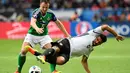 Pemain Jerman, Sami Khadira, berebut bola dengan pemain Irlandia Utara, Johnny Evans pada laga Grup C Piala Eropa 2016 di Parc des Princes, Paris, Selasa (21/6/2016). (AFP/Lionel Bonaventre)