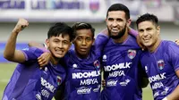 Pemain Persita Tangerang melakukan selebrasi saat melawan Persija Jakarta pada laga BRI Liga 1 di Stadion Indomilk Arena, Sabtu, (22/7/2023). (Bola.com/Ikhwan Yanuar)