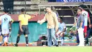 Dejan Antonic memprotes wasit saat mendampingi timnya melawan Bhayangkara Surabaya United di Stadion Gelora Delta Sidoarjo, Sabtu (11/6/2016). (Bola.com/Nicklas Hanoatubun)