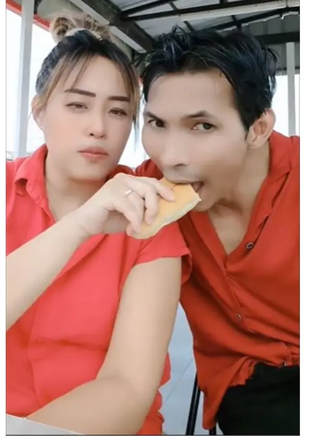 6 Potret Mesra Pinkan Mambo dan Arya Khan, Bak Dunia Milik Berdua