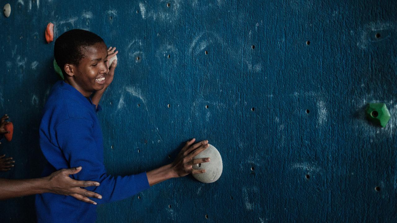 Ketika Anak-Anak Tuna Netra Belajar Panjat Dinding