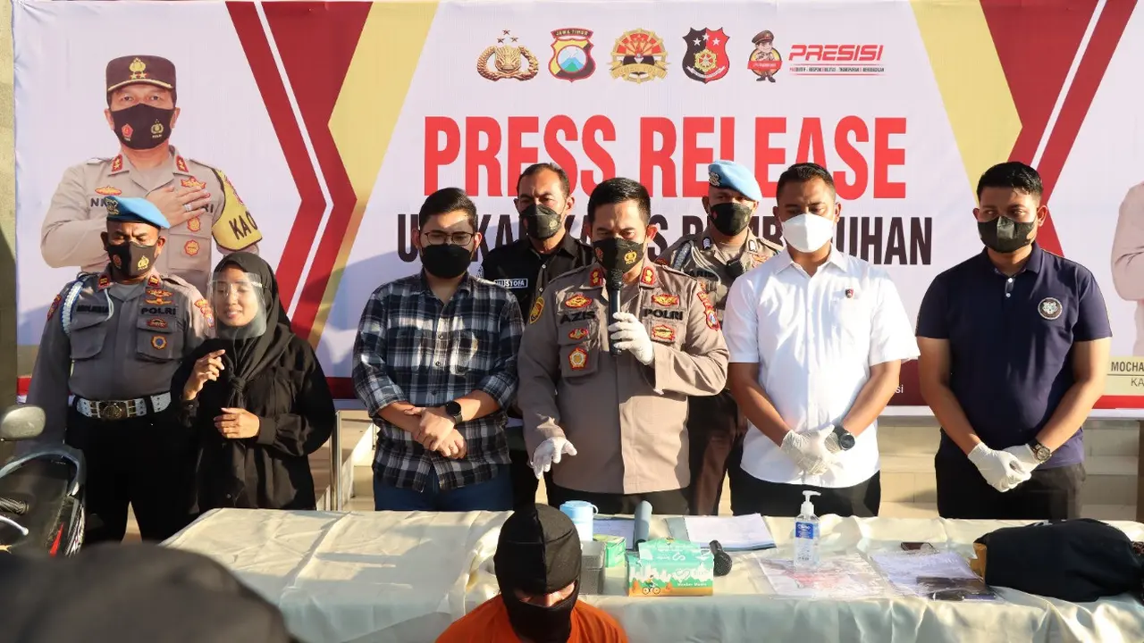 Polisi menangkap pembunuh perempuan dalam tas di Gresik. Pelaku adalah suami siri korban. (Dian Kurniawan/Liputan6.com)
