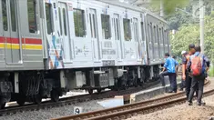 Sejumlah petugas KAI memeriksa keadaan kereta yang anjlok di dekat Stasiun Palmerah, Jakarta, Sabtu (13/10). Anjloknya kereta terjadi pada pukul 11.00 WIB. (Liputan6.com/Herman Zakharia)