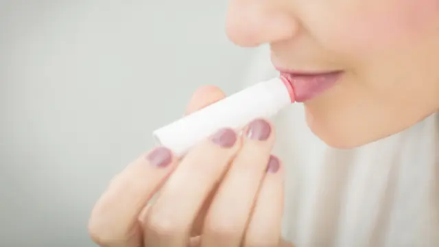 ilustrasi bahaya membersihkan lipstik dengan makeup remover/burst/pexels