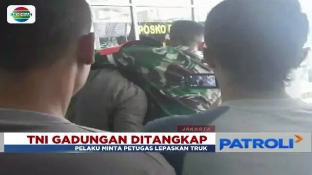 Berpura-pura jadi TNI untuk mengeluarkan truk yang ditahan petugas Terminal Rawa Buaya, seorang pria diamankan petugas Sudin Perhubungan Jakarta Barat.