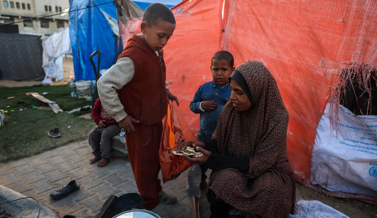 Ratusan ribu orang terpaksa mengungsi dan tinggal di tenda-tenda tidak layak huni. (BASHAR TALEB/AFP)