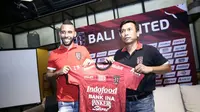 Bek tengah anyar Bali United, Demerson Bruno Costa, berfoto bersama sang pelatih, Widodo C Putro, saat diperkenalkan sebagai pemain baru Serdadu Tridatu, Senin (4/12/2017). (Baliutd.com)