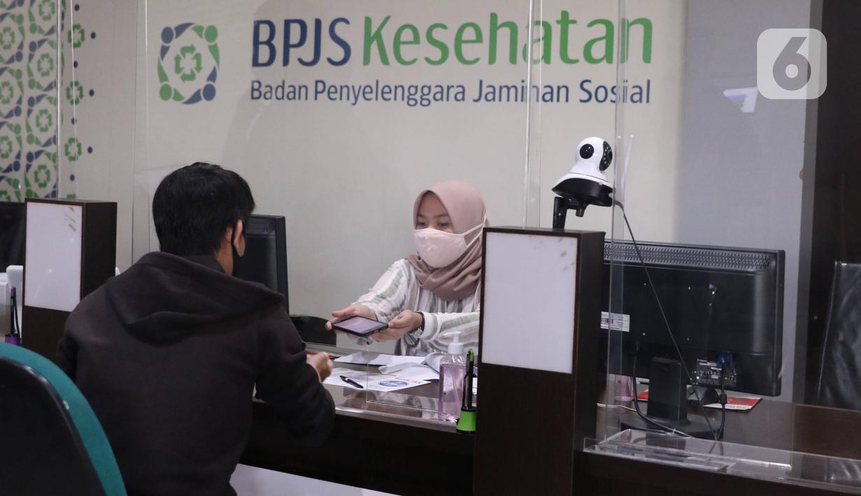 Pegawai melayani peserta BPJS Kesehatan di Kantor Cabang Kota Tangerang, Rabu (7/1/2020). Iuran BPJS Kesehatan resmi naik per hari ini untuk kelas I menjadi sebesar Rp150.000 per orang per bulan dan Rp100.000 per orang per bulan untuk kelas II. (Liputan6.com/Angga Yuniar)