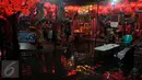 Sejumlah Umat Tionghoa sembahyang dan berdoa di klenteng Vihara Amurva Bhumi, Setiabudi, Jakarta Selatan, Minggu, malam (7/2/2016). (Liputan6.com/JohanTallo)
