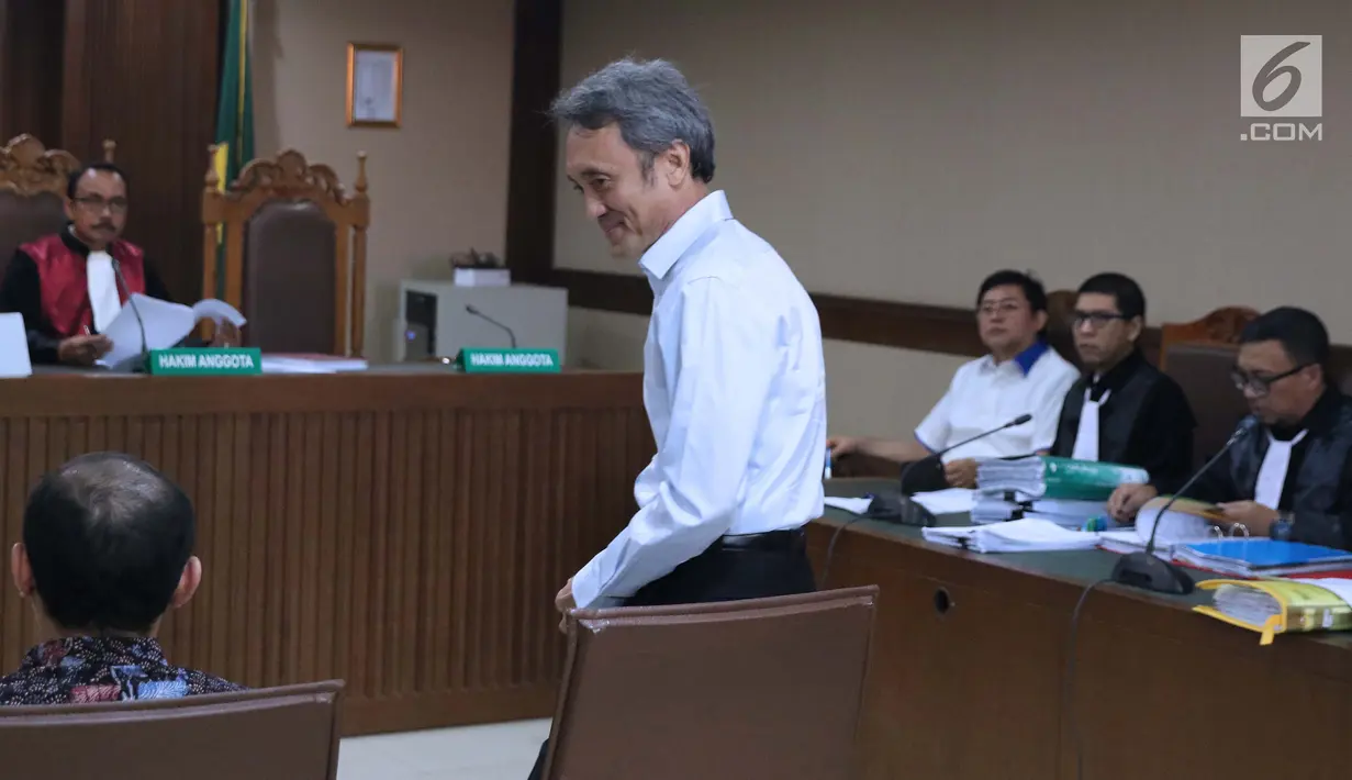 Terdakwa suap panitera Pengadilan Negeri Jakarta Pusat, Eddy Sindoro bersiap menjadi saksi pada sidang lanjutan dugaan menghalangi proses penyidikan KPK dengan terdakwa Lucas di Pengadilan Tipikor, Jakarta, Kamis (17/1). (Liputan6.com/Helmi Fithriansyah)
