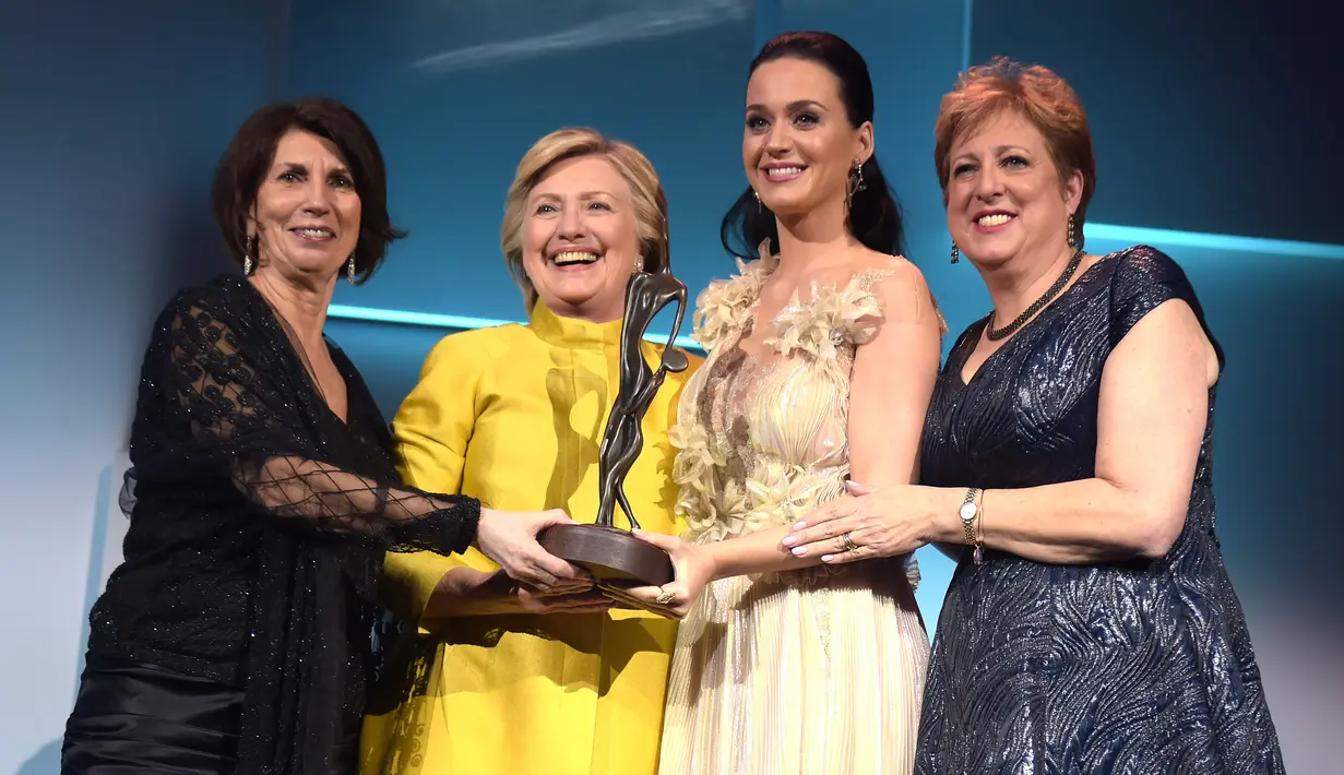 Saat itu Katy sedang berbicara di atas panggung terkait perkenalan dirinya sebagai UNICEF Goodwill Ambassador, tiba-tiba Hillary datang dan membuat Katy sangat terkejut. (AFP/Bintang.com)