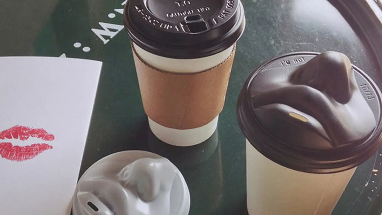 Gelas Kopi dengan Penutup Bibir Manusia