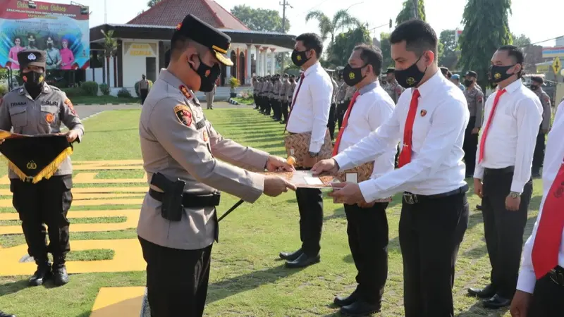 Sebanyak 19 perwira memperoleh penghargaan karena berhasil mengungkap kasus pembunuhan siswi SMP dengan cepat. (Foto: Liputan6.com/Humas Polres Kebumen)