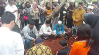 Pemakaman Akbar Alamsyah, korban demo yang berujung ricuh di DPR berlangsung hampir 1 jam. (Merdeka/Ronald)