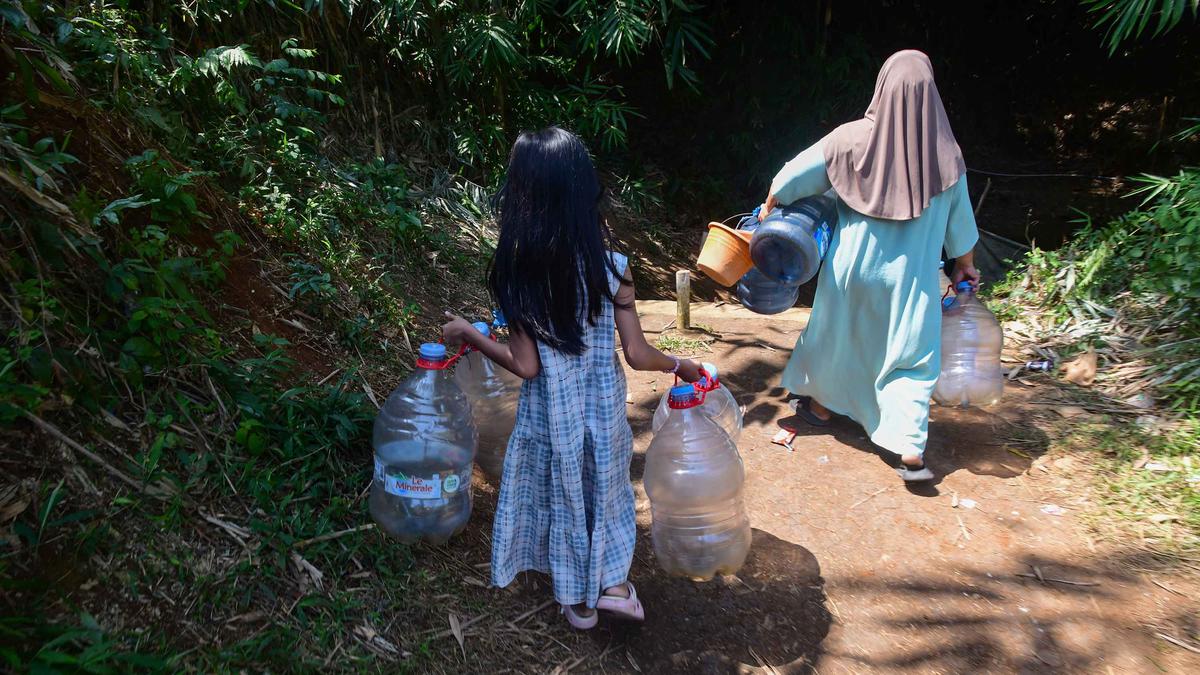 Krisis Air Bersih Melanda Desa Cidokom Saat Kemarau Panjang