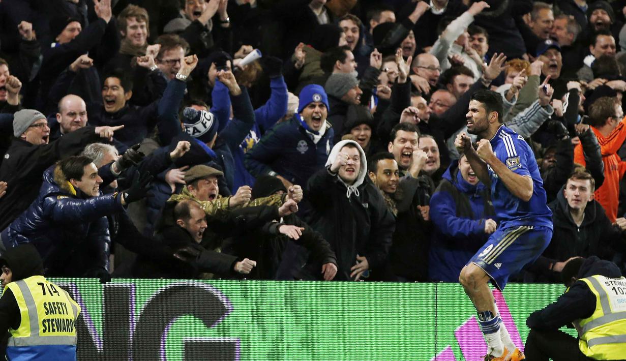 Pemain Chelsea, Diego Costa merayakan golnya bersama Suporter saat melawan Manchester United pada lanjutan Liga Premier Inggris di Stadion Stamford Bridge, London, Senin (8/2/2016) dini hari WIB.  (AFP/Adrian Dennis) 
