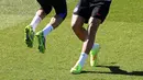 Kala itu, PSG berhasil menyingkirkan Liverpool melalui drama adu penalti setelah agregat imbang 1-1. Tampak dalam foto, bek Paris Saint-Germain, Achraf Hakimi (kiri) berjabat tangan dengan Goncalo Ramos saat sesi latihan di Campus Paris Saint-Germain, Poissy, pinggiran barat Paris pada Selasa 7 April 2026. (FRANCK FIFE/AFP)