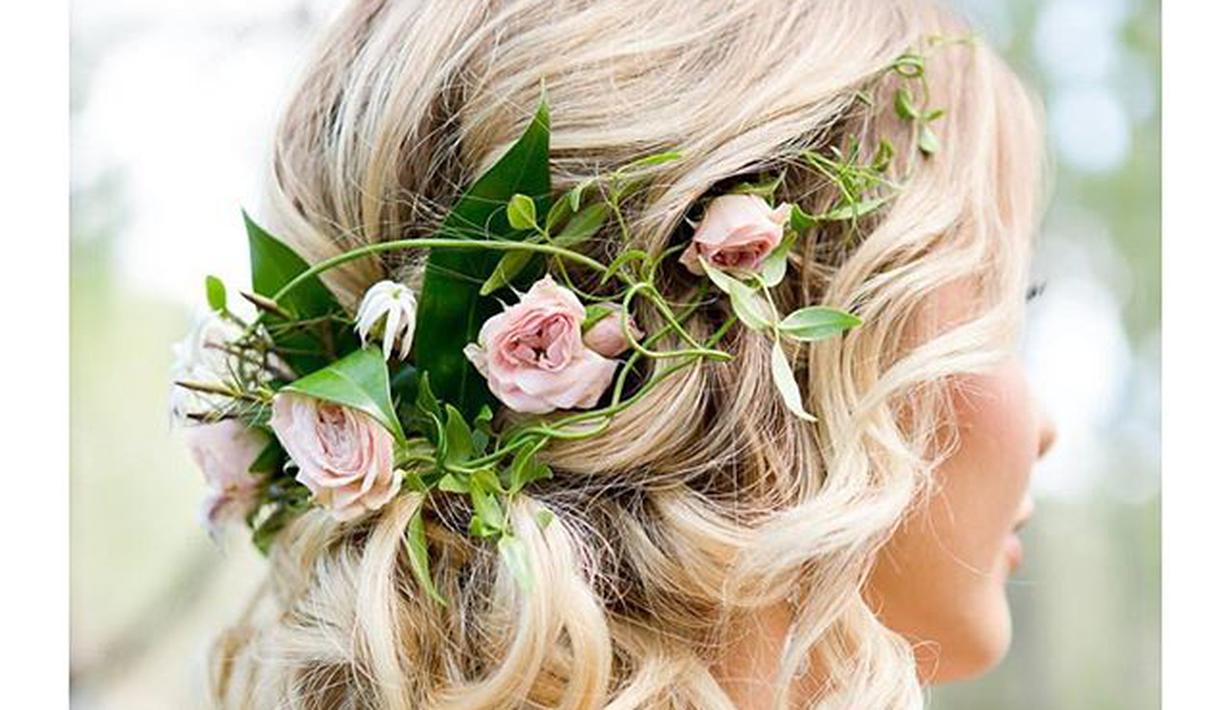 10 Ide Sanggul  Pernikahan Cantik Dengan Hiasan Bunga  Asli 