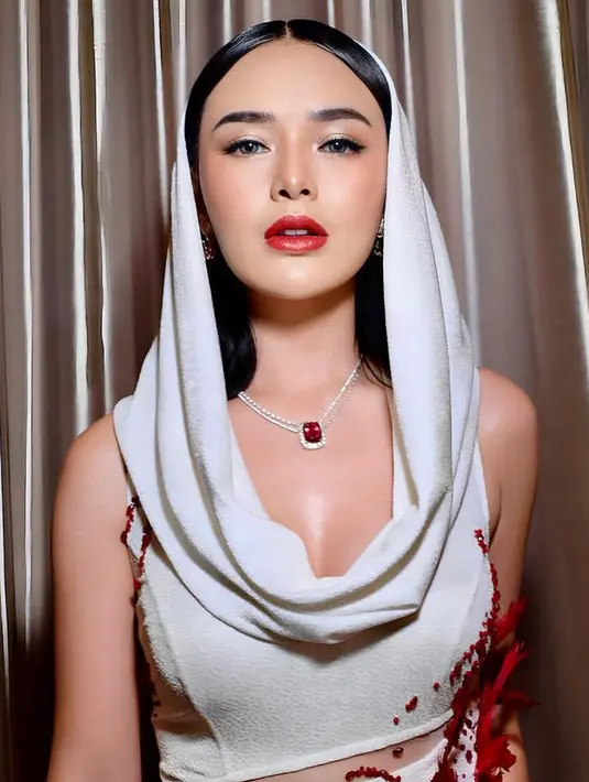 Amanda Manopo tampil elegan lewat penampilannya saat menghadiri gala premier terbarunya, Indigo. Tak hanya busana, makeupnya pun tampil begitu memukau. [@philipekarunia]