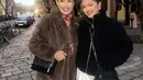 Berada di Vienna, Austria Liza Natalia mengenakan jaket coklat berbulu dipadukan inner turtleneck bunga. Sedangkan putrinya tampil mengenakan atasan jaket crop hitam dipadukan celana putih cargo.  [@lizanataliaofficial]
