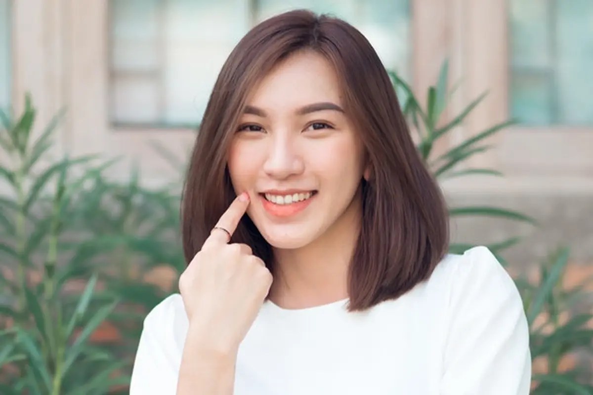 dewasa bahagia mandiri single tersenyum