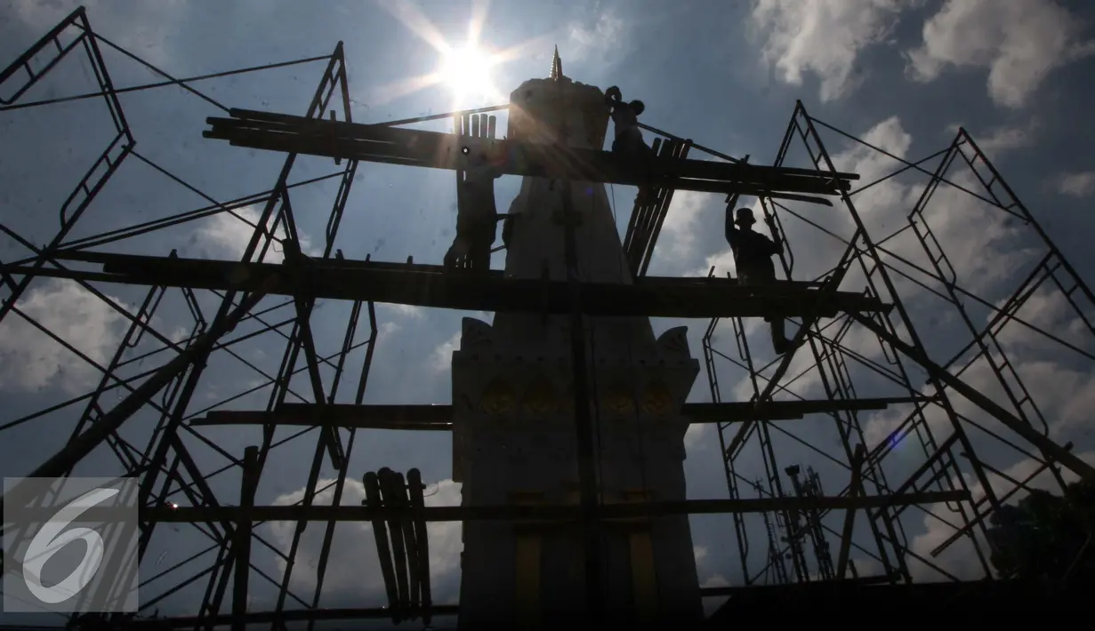Pemprov DIY melakukan renovasi kepada Tugu Yogyakarta, Rabu (29/6). Menjelang Lebaran, Tugu dipercantik dengan dicat kembali. (Liputan6.com/Boy Harjanto)
