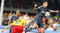 Pemain Inter Milan, Matias Vecino (kanan) mengontrol bola saat berduel dengan pemain Benevento, Pietro Iemmello pada lanjutan Serie A di Ciro Vigorito Stadium, Benevento, (01/10/2017). Inter Milan menang 2-1. (AFP/Carlo Hermann)