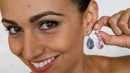Model berpose dengan sepasang anting berlian Apollo dan Artemis dalam pratinjau pers oleh Balai lelang Sotheby’s di Jenewa, Swiss, 11 Mei 2017. Nama Apollo dan Artemis sendiri diambil dari dua dewa kecantikan Yunani kuno. (Fabrice COFFRINI/AFP)