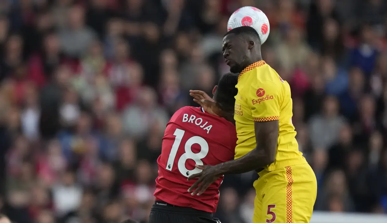 <p>Bek Liverpool, Ibrahima Konate berebut bola dengan pemain Southampton, Armando Broja pada pertandingan lanjutan Liga Inggris di Stadion St. Mary di Southampton, Inggris, Rabu (18/5/2022). Liverpool menang tipis atas Southampton 2-1. (AP Photo/Frank Augstein)</p>