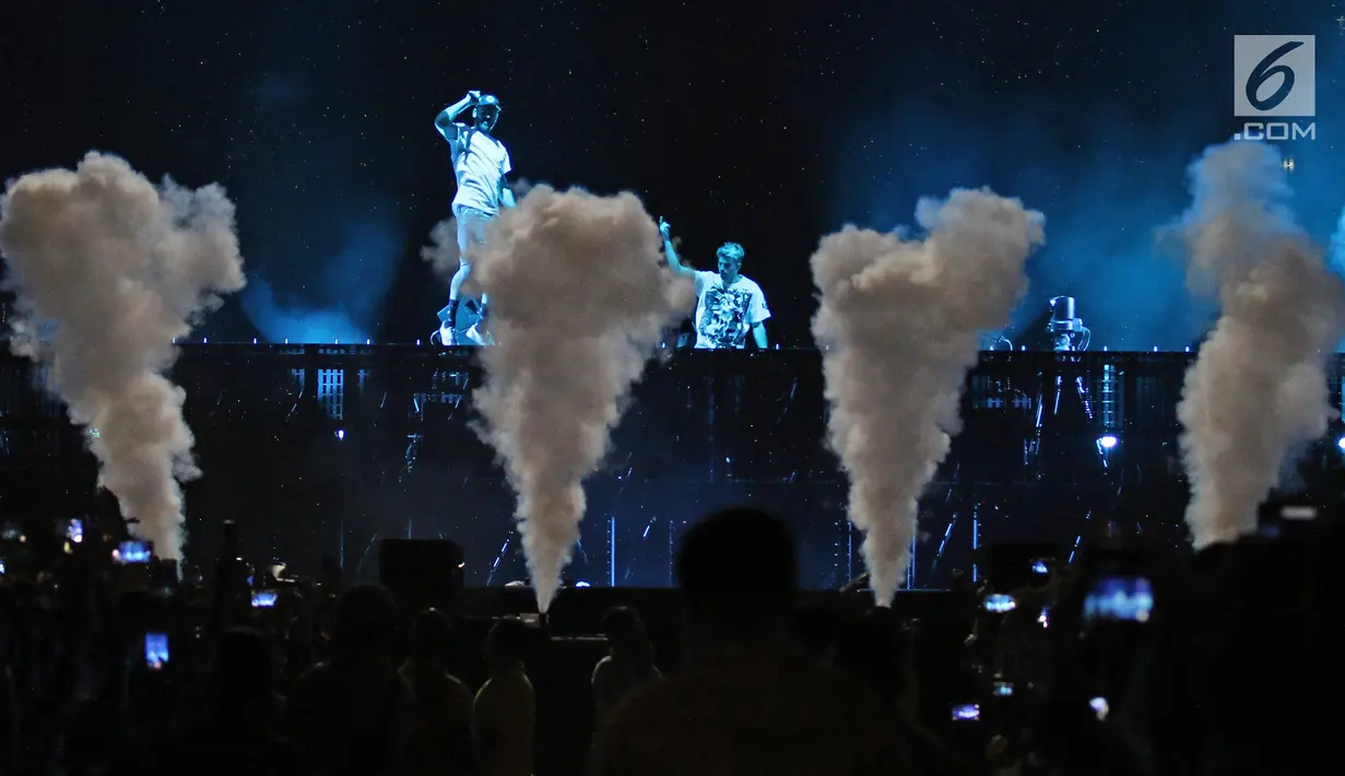 Duo DJ asal Amerika, Alex Pall dan Andrew Taggart tampil pada "The Chainsmokers Live in Concert" di JIExpo, Kemayoran, Jakarta, Jumat (30/3). Selain diiringi DJ mereka bawakan dengan berbagai instrumen musik. (Liputan6.com/Herman Zakharia)