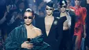 Model AS Bella Hadid bersama model lainnya berjalan diatas catwalk membawakan rancangan Alexandre Vauthier dalam Haute Couture musim panas 2018 fashion show di Paris (23/1). (AFP Photo/Francois Guillot)