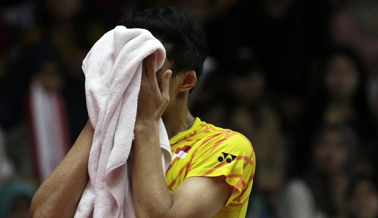 Tunggal putra Indonesia, Jonatan Christie, mengelap keringat saat melawan tunggal Denmark pada Indonesia Masters 2019 di Istora Senayan, Jakarta, Sabtu (26/1). Jonatan gagal ke final. (Bola.com/Yoppy Renato)